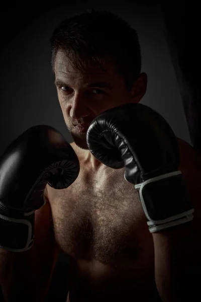 Молодой красивый боксер в черных перчатках — стоковое фото