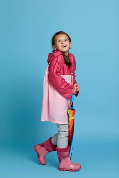 Roztomilé dítě dívka s pestrobarevným deštníkem — Stock fotografie
