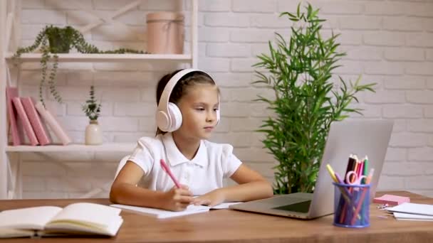 Kleines Mädchen mit Laptop-Computer für das Studium des Online-E-Learning-Systems — Stockvideo