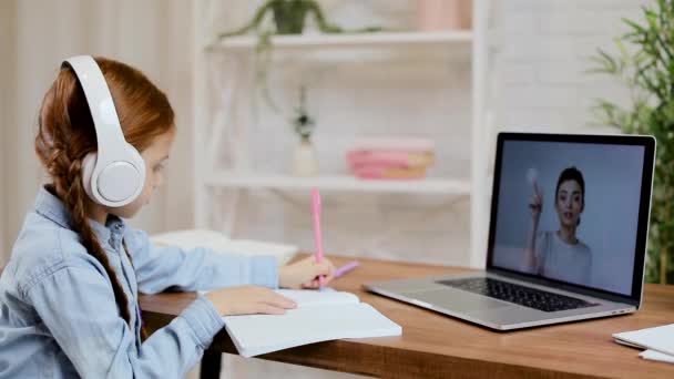 Liten barn flicka med bärbar dator för att studera online e-lärande system — Stockvideo