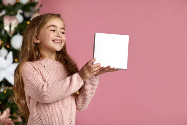 Barn flicka som håller jul presentförpackning — Stockfoto