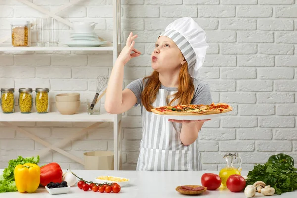 Kind macht leckere Geste, indem es die Finger küsst. — Stockfoto