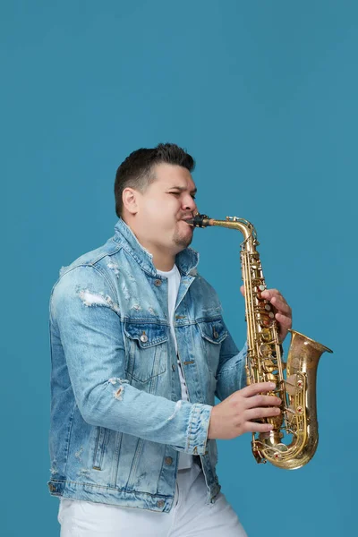 Músico bonito tocando o saxofone — Fotografia de Stock