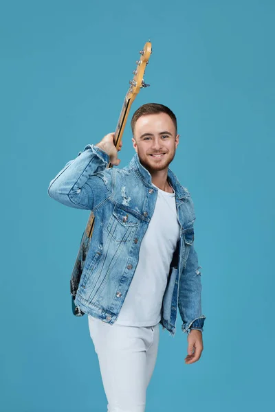 Bel homme en denim avec guitare — Photo