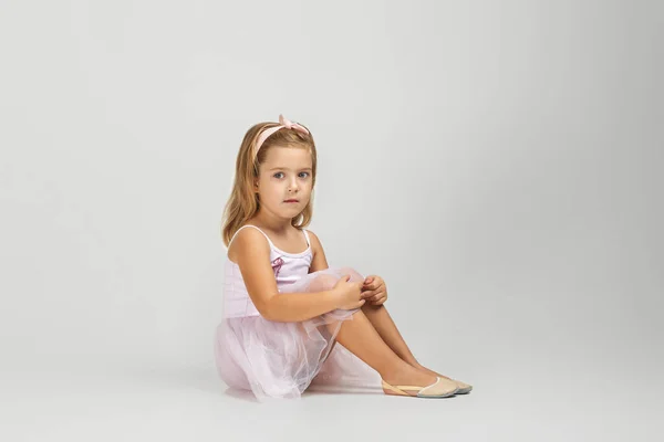 Criança menina sonhos de se tornar uma bailarina. — Fotografia de Stock