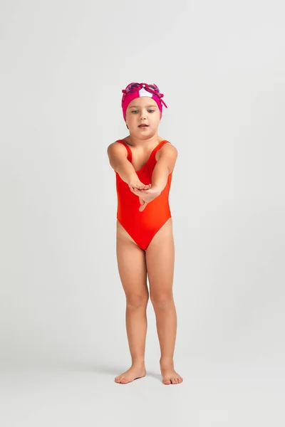 Meisje in badpak, zwembril en badmuts. Totale lengte — Stockfoto