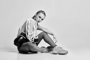 Siyah boks eldivenli, beyaz ipli seksi kadın modeli.