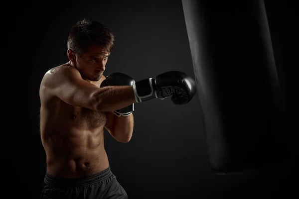 Boxer punzonatura nel sacco da boxe — Foto Stock