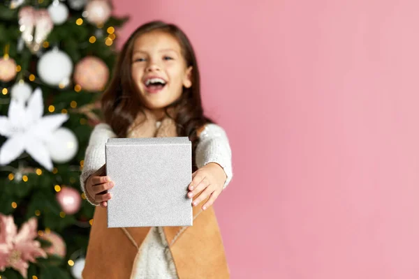 Barn flicka som håller jul presentförpackning — Stockfoto