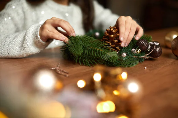 Küçük kız el yapımı Noel çelengi yapıyor. — Stok fotoğraf