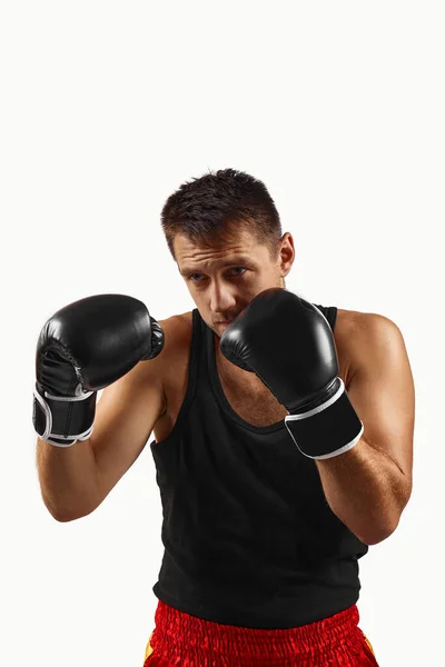Sportlicher Mann in schwarzen Boxhandschuhen — Stockfoto