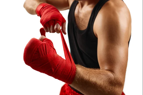 Sportovní muž zabalí ruce do červených sportovních obvazů — Stock fotografie