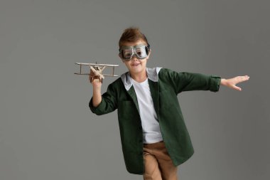 Mutlu çocuk tahta oyuncak uçakla oynuyor. rüya