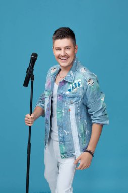 Kotlu, mikrofonlu yakışıklı adam.