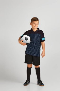 Üniformalı küçük çocuk futbolcu