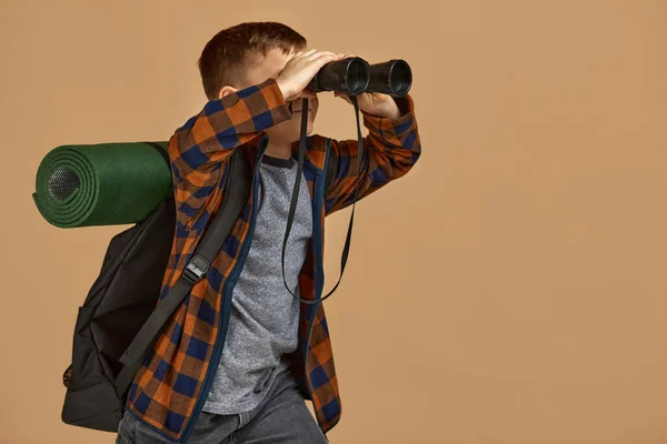 Liten pojke turist med kikare — Stockfoto