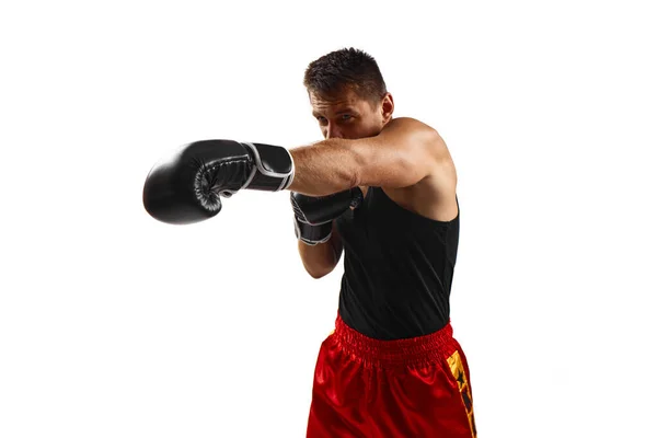 Hombre deportivo en guantes de boxeo negro puñetazos — Foto de Stock