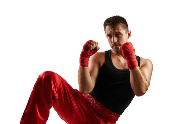 Sportlicher Mann mit roten Sportbinden an den Händen kämpft — Stockfoto