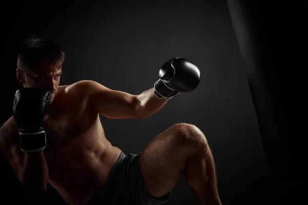 Boxeador de perforación en bolsa de boxeo — Foto de Stock