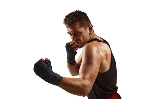 Sportovní muž v červených sportovních obvazech na rukou bojuje — Stock fotografie
