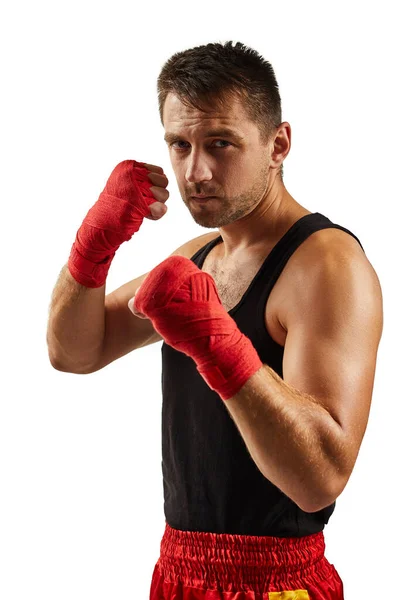 Hombre deportivo en vendajes deportivos rojos en sus manos luchando — Foto de Stock