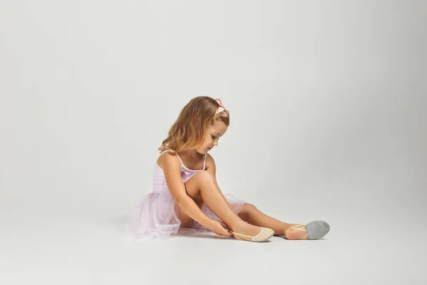 Klein kind meisje droomt van een ballerina. — Stockfoto