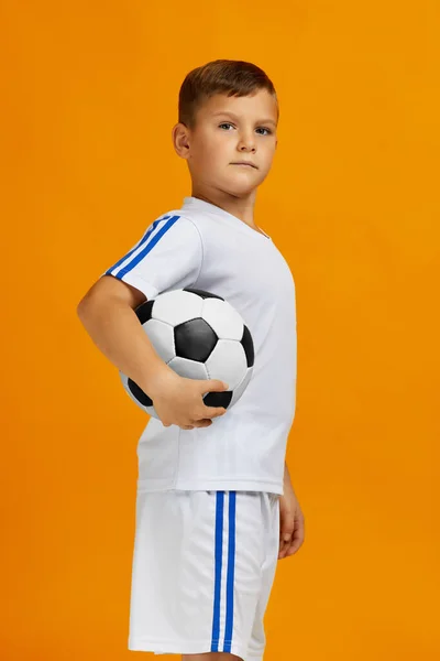 Üniformalı küçük çocuk futbolcu — Stok fotoğraf