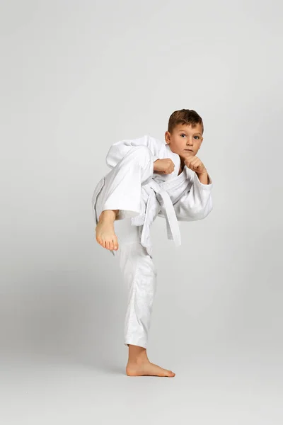 Niño vestido con un kimono de karate blanco —  Fotos de Stock