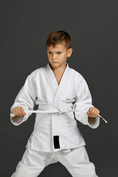 Niño vestido con un kimono de karate blanco —  Fotos de Stock