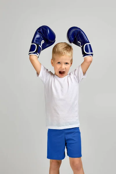 Боксерський хлопчик в боксерських рукавичках — стокове фото