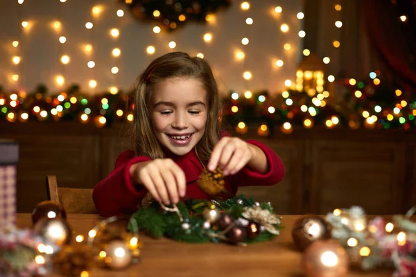 Mała dziewczynka robi ręcznie robiony świąteczny wieniec — Zdjęcie stockowe