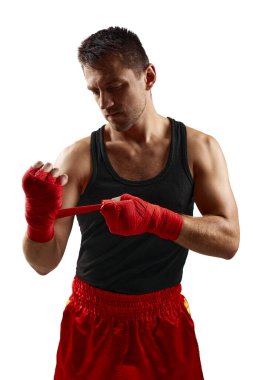 Sportif adam ellerini kırmızı spor bandajlarına sarar.