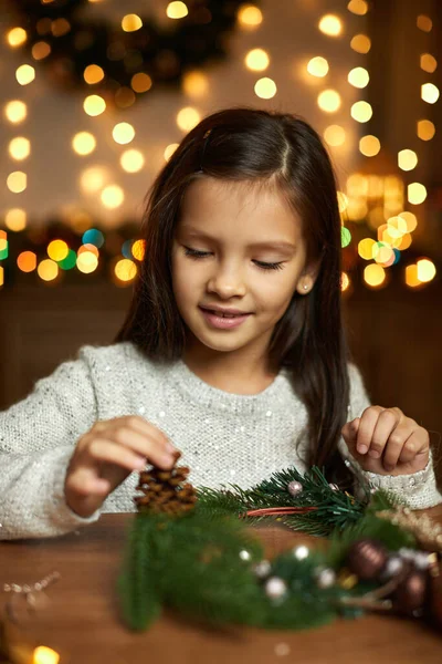 Szczęśliwy cute little girl dziecko sprawia, że ręcznie Boże Narodzenie wieniec — Zdjęcie stockowe