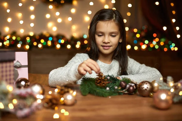 Szczęśliwy cute little girl dziecko sprawia, że ręcznie Boże Narodzenie wieniec — Zdjęcie stockowe