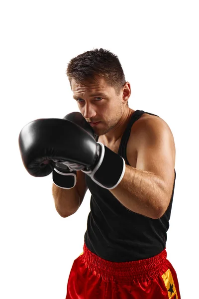 Sportlicher Mann in schwarzen Boxhandschuhen — Stockfoto