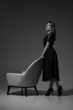 Stüdyo arka planında kıvırcık saçlı güzel sarışın kadın..