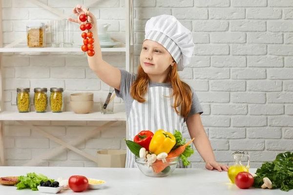 Kleines Mädchen hält Schüssel mit frischem Gemüse — Stockfoto