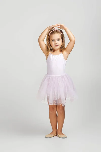 Liten barn flicka drömmar om att bli en ballerina. — Stockfoto