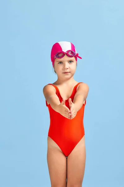 Κοριτσάκι με μαγιό, γυαλιά κολύμβησης και σκουφάκι κολύμβησης. Πλήρες μήκος — Φωτογραφία Αρχείου