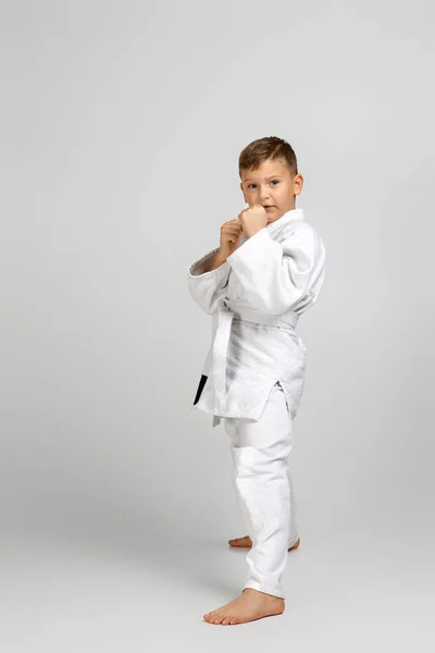 Niño vestido con un kimono de karate blanco —  Fotos de Stock