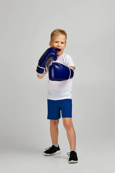 Boxning fighter pojke i boxerhandskar — Stockfoto