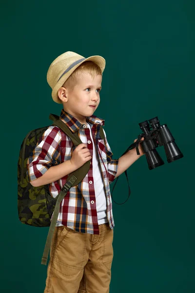Маленький хлопчик турист з рюкзаком тримає бінокль . — стокове фото
