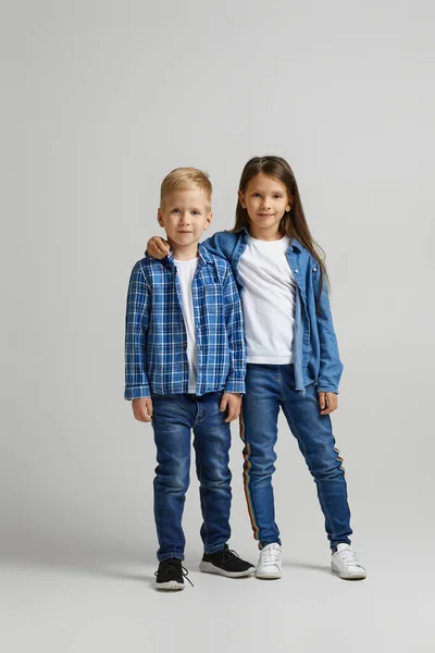 Söta små barn i eleganta denim kläder — Stockfoto