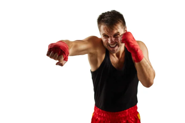 Hombre deportivo en vendajes deportivos rojos en sus manos luchando — Foto de Stock