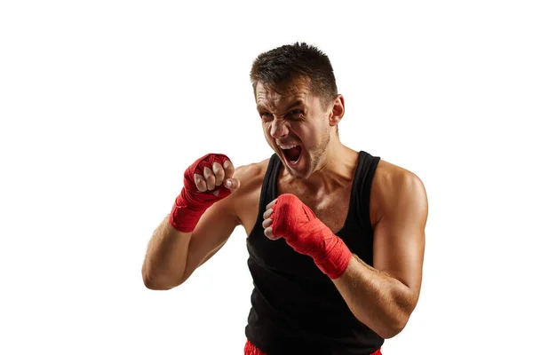 Sportovní muž v červených sportovních obvazech na rukou bojuje — Stock fotografie