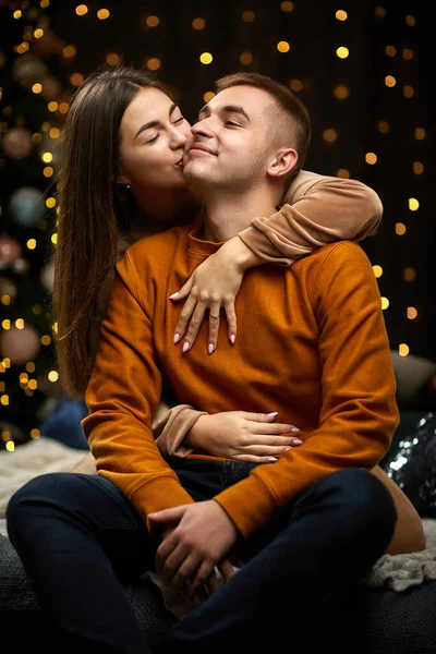 Любящая пара празднует Рождество. — стоковое фото