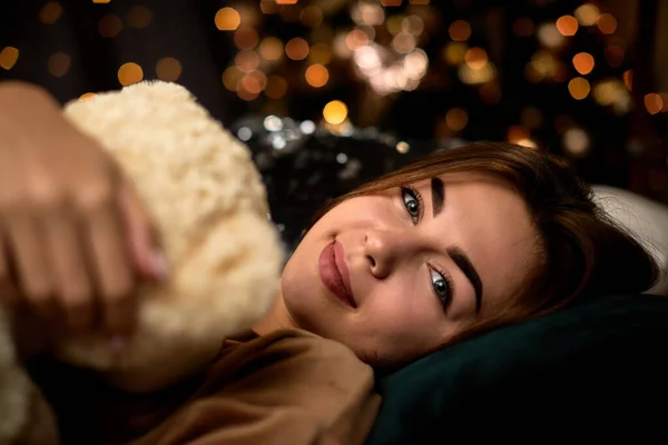 Gelukkig jong vrouw houdt teddy beer — Stockfoto