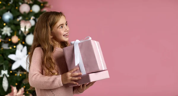 크리스마스 선물 상자를 들고 있는 소녀 — 스톡 사진