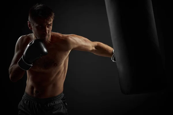 Boxeador de perforación en bolsa de boxeo — Foto de Stock