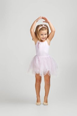 Küçük kız balerin olmayı hayal ediyor..